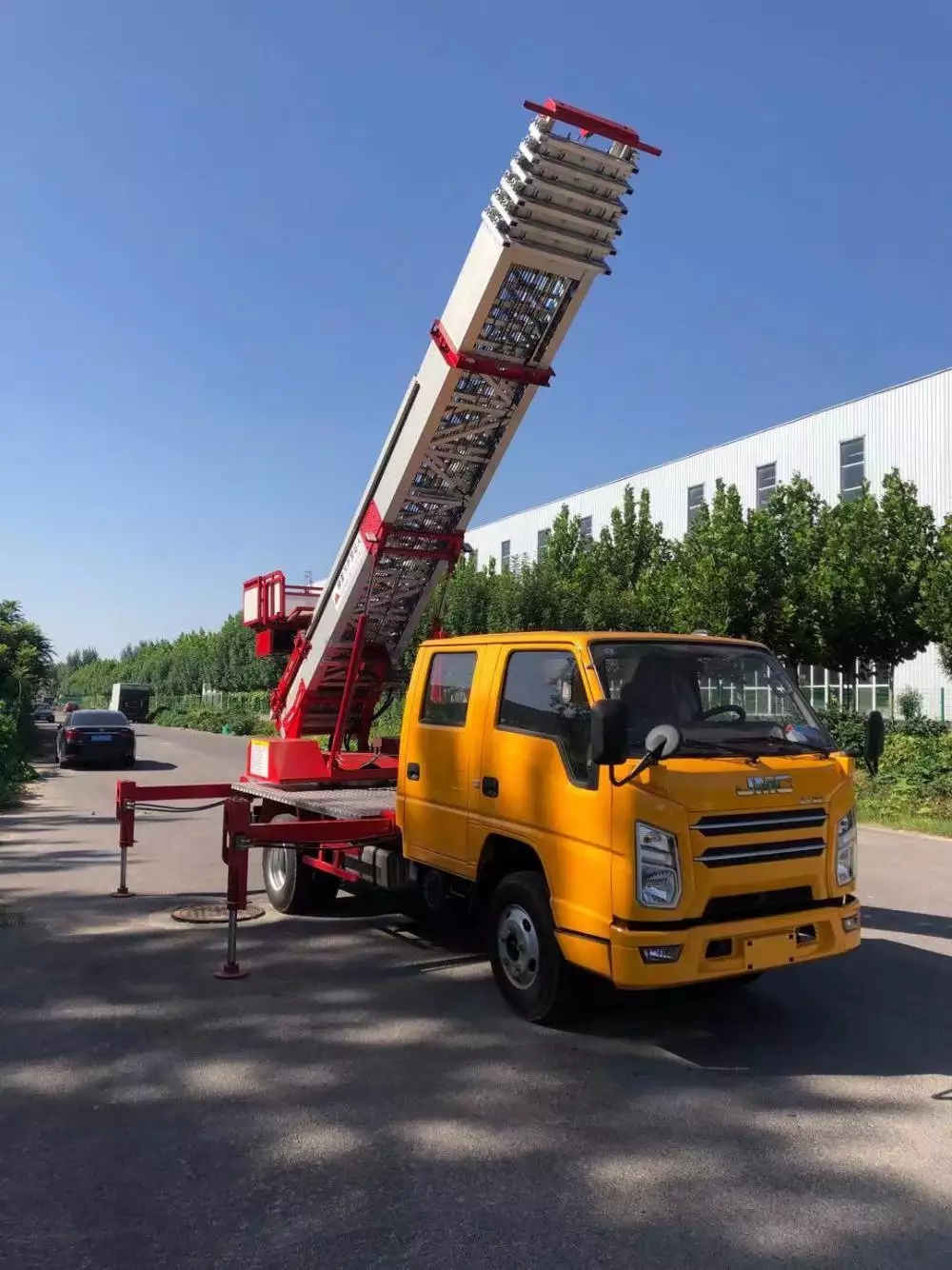 长泰县附近的云梯车出租服务：轻松解决高空作业需求