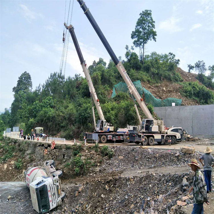 长泰县汽车掉沟里叫吊车救援要多少钱